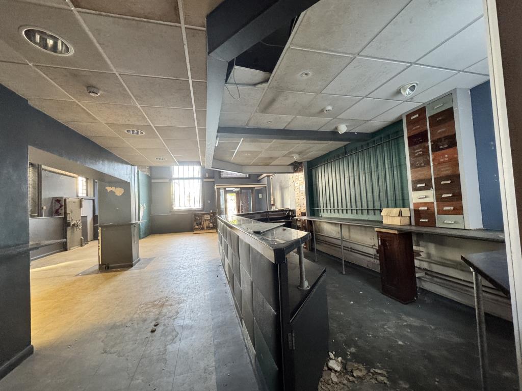 Lot: 61 - BAR IN CENTRAL NEWQUAY WITH POTENTIAL - Bar